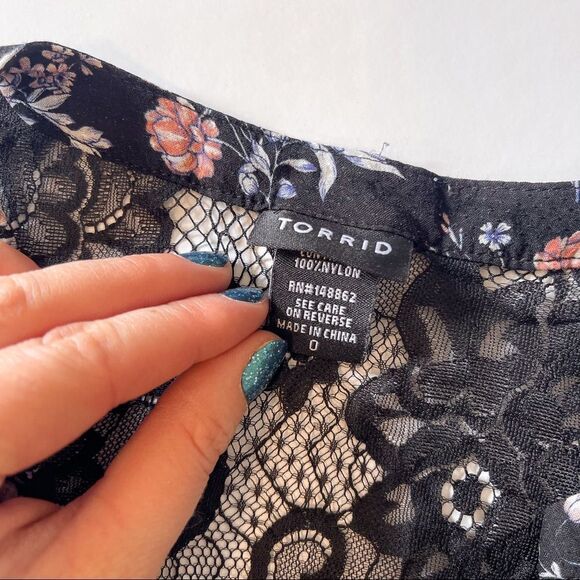 Torrid Floral Lace Tunic Blouse Size 0 - Picture 4 of 7